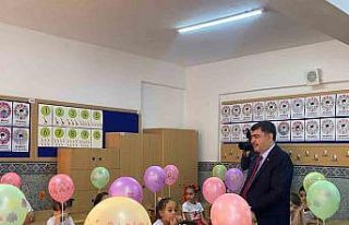 Ankara Valisi Şahin öğrencilere karne dağıttı