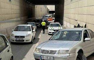 Ankara’da refüje çarpan otomobil takla attı:...