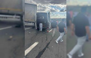 Ankara’da servis minibüsü kamyona çarptı: 1...