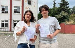 Anne oğul aynı okulda sınava girdiler