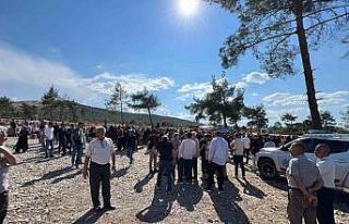 Anne ve çocuklarına gözyaşlarıyla veda