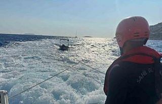 Antalya’da arızalanan teknedeki 2 kişinin imdadına...