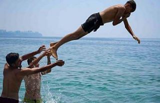 Antalya’da bayramın ilk gününde sahillerde yoğunluk...