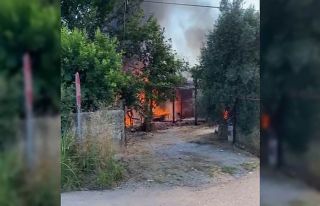 Antalya’da çıkan yangında ev ve traktör kül...