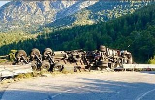 Antalya’da demir profil yüklü tır devrildi: 1...