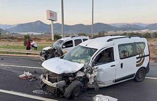 Antalya’da hafif ticari araçlar kafa kafaya çarpıştı:...