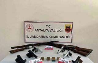 Antalya’da jandarmadan kaçak silah operasyonu