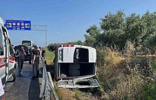 Antalya’da kontrolden çıkan minibüs devrildi,...