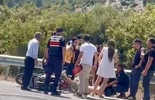 Antalya’da motosiklet devrildi, sürücü yaralandı