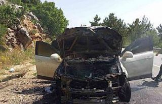 Antalya’da seyir halindeki cip alev aldı