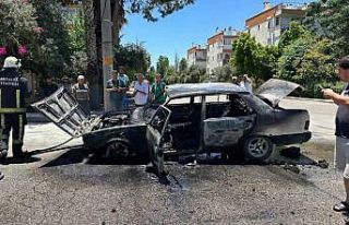 Antalya’da seyir halindeyken alev alan Tofaş otomobil...