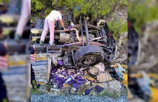 Antalya’da yumurta yüklü kamyon devrildi: 1 ölü