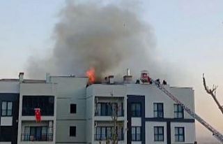 Apartmanın çatısında çıkan yangın paniğe neden...