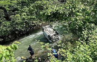 Araç dereye uçtu: 2 ölü, 1 yaralı