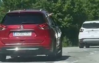 Aracından yola defalarca çöp atarken görüntülendi