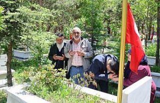 Arefe gününde şehitlikler ziyaret edildi