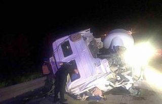 Arkadan çarptığı tırın şoför kabinini devirdi,...