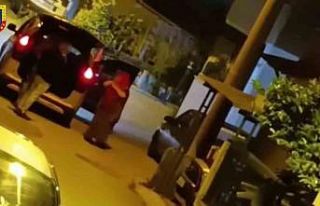 Arkadaşını bacaklarından vurdu, yolculuk yaptığı...