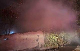 Arnavutköy’de tek katlı baraka alev alev yandı