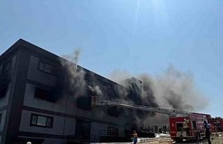 Arnavutköy’de terlik fabrikası alevlere teslim...