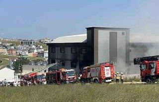 Arnavutköy’deki terlik fabrikasında çıkan yangın...