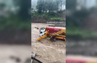 Artvin’de iş makineleri bir anda yükselen dere...