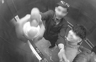 Asansörün güvenlik kamerasına köpük sıktılar