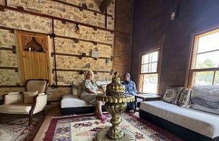 Atalarından kalan tarihi ’düğmeli evi’ restore...