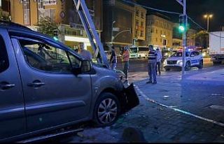 Avcılar’da aşırı hız yapan araç elektrik direğine...