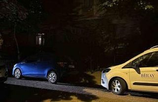 Avcılar’da bir adam evinin önünde alkol içen...