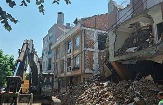 Avcılar’da kısmi çöken binanın yıkımı sırasında...