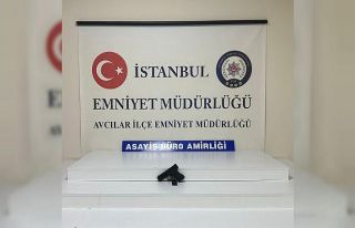 Avcılar’da sokak ortasında iki kişiyi silahla...