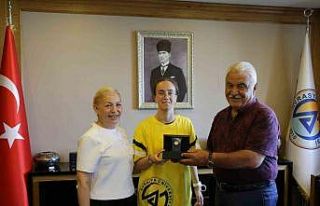 Avrasya Üniversitesi öğrencisi Bakü’den altın...