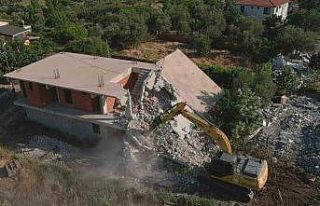 Ayvacık’ta 52 kaçak yapı yıkıldı