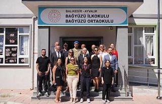 Ayvalık’ta öğrencilerin karne heyecanı