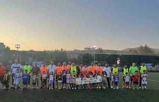 Babaları sahada çocuklar ise tribünde ter döktü