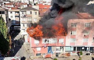 Bağcılar’da çatı yangını: Alevler yan binaya...