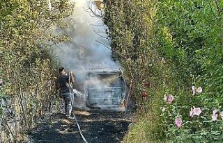 Bahçesindeki otları yakmak istedi, otomobili yaktı