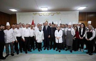 Bakan Bayraktar personel ile bayramlaştı