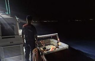 Balıkesir açıklarında 2 düzensiz göçmen kurtarıldı