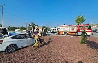 Balıkesir’de kamyon ile otomobil çarpıştı:...