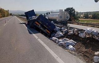 Balıkesir’de kontrolden çıkan tır bariyerlere...
