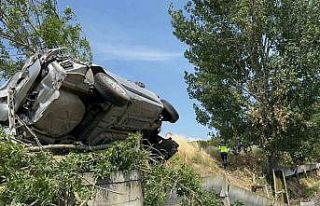 Balıkesir’de takla atan otomobil kanala uçtu