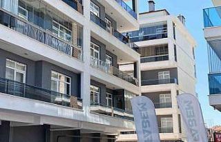 Balkona çıkıp bıçakla kendini yaraladı