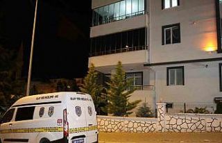 Balkonda sigara içen genç kız aşağıya düştü