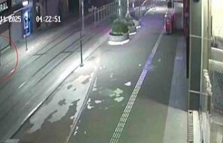 Bankta oturan genci önce darp ardından gasbeden...