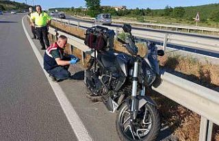Bariyere çarpan motosiklet 400 metre sürüklendi,...