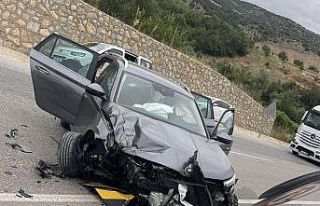 Bariyerlere çarpan otomobildeki 8 kişi yaralandı