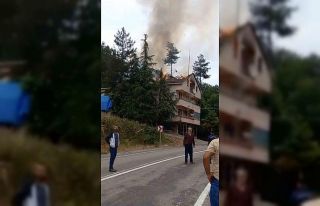 Bartın’da bir evin çatısından yükselen alevler...