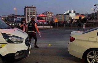 Başakşehir’de alışveriş merkezi önünde silahlı...